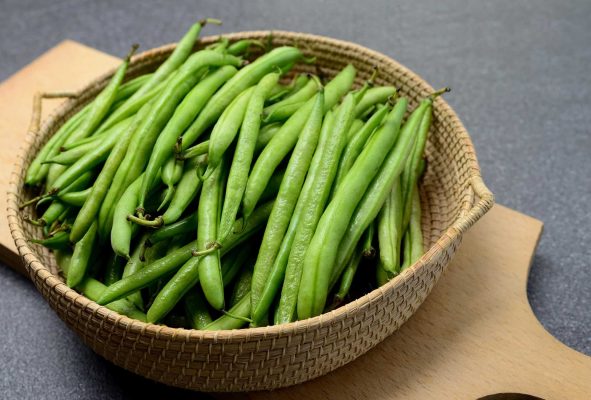 Haricots verts dans une corbeille