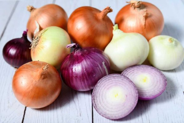 Oignons jaunes entiers et tranchés