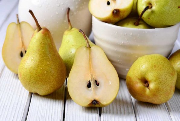 Plusieurs poires entières et tranchées