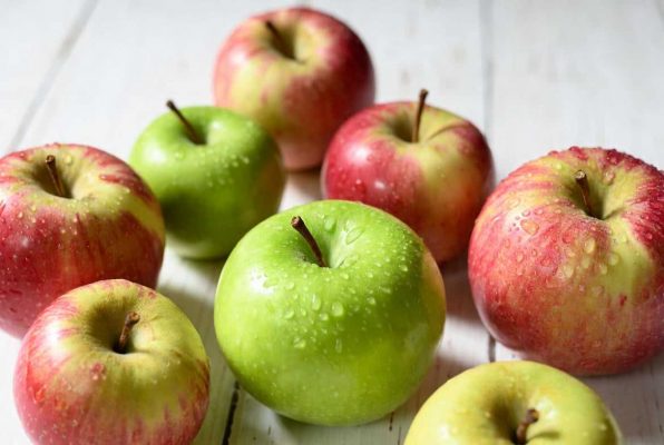 Plusieurs pommes rouges et vertes
