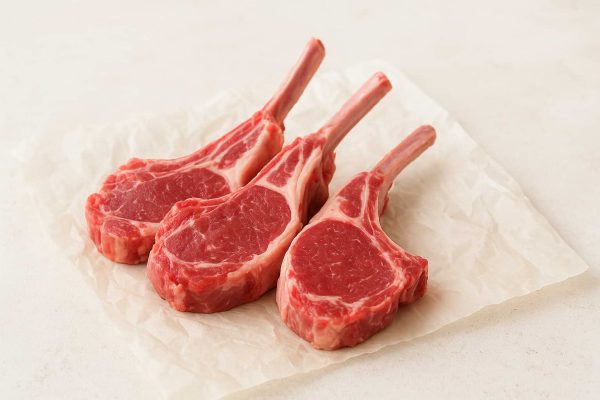 Trois côtelettes d'agneau crues