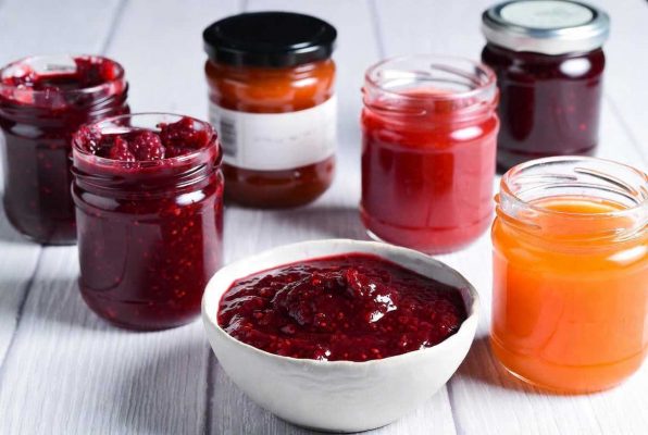 Divers pots et un petit bol de confitures