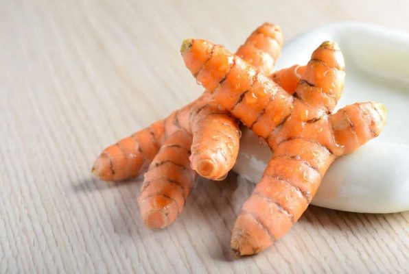 Deux racines de curcuma