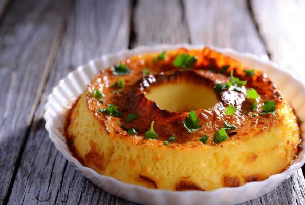 Flan de huevo dans une assiette creuse