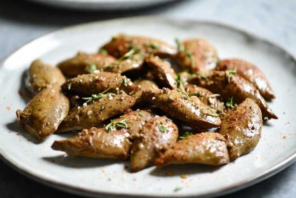 Assiette de foies de volailles poêlés parsemés de thym
