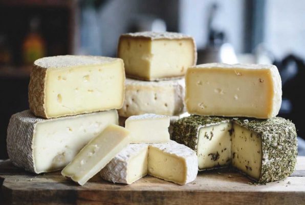 Divers fromages de chèvre sur une planche à découper rustique