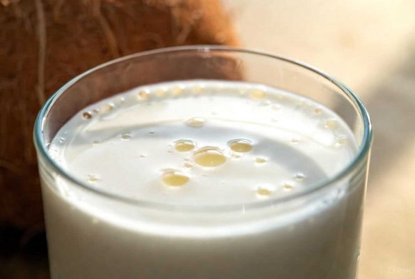 Verre de lait de coco