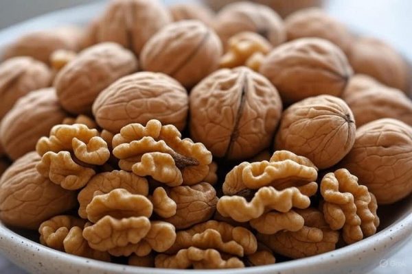 Coupelle de noix entières et écalées