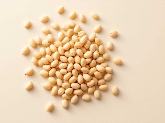 Petit tas de pignons de pin décortiqués