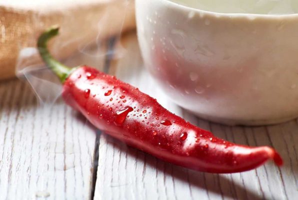 Un piment rouge sut une table claire