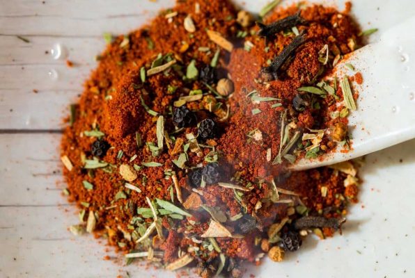 Mélange de diverses épices sur une table