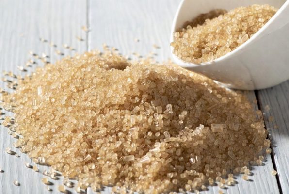 Petit tas de sucre blond en poudre