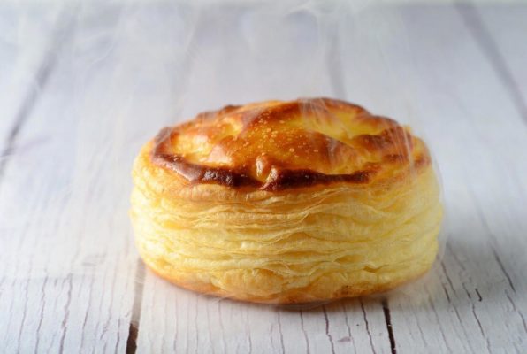 Un vol-au-vent sur une table claire