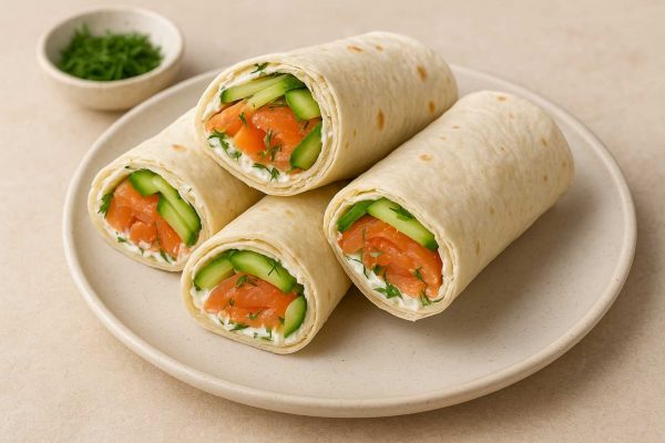 Quatre wraps de saumon fumé dans une assiette