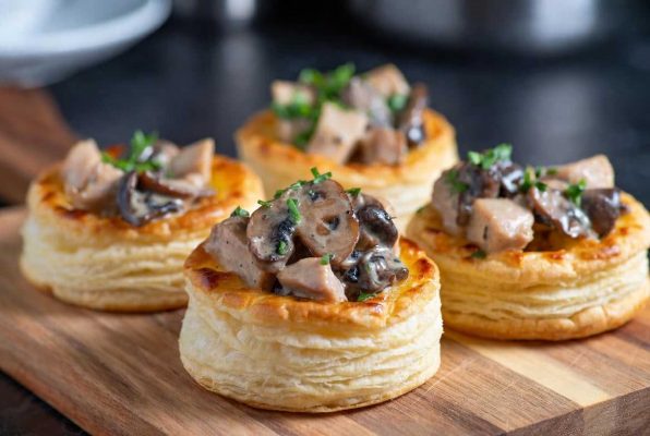 Quatre bouchées à la reine sur une planche à découper