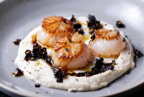 Noix de Saint-Jacques poêlées, beurre citronné à l’ail noir et purée de panais express