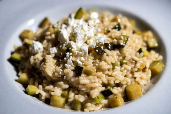 Assiette de risotto aux courgettes parsemé de fromage de chèvre