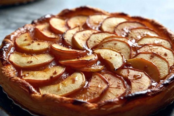 Tarte aux pommes ronde et dorée