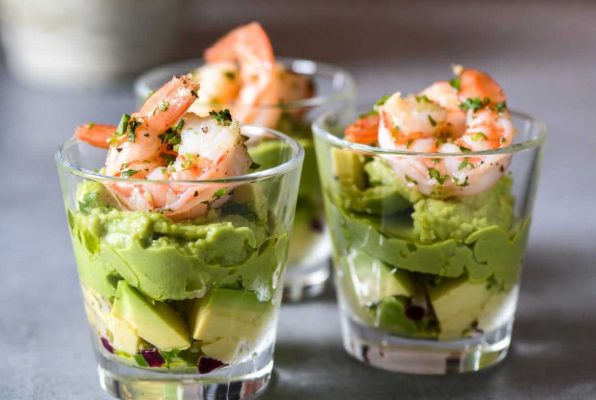 Trois verrines d'avocat crevettes