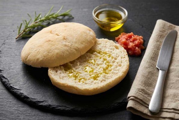 Mollete de Antequera traditionnel à l'huile d'olive, tomate concassée et romarin.